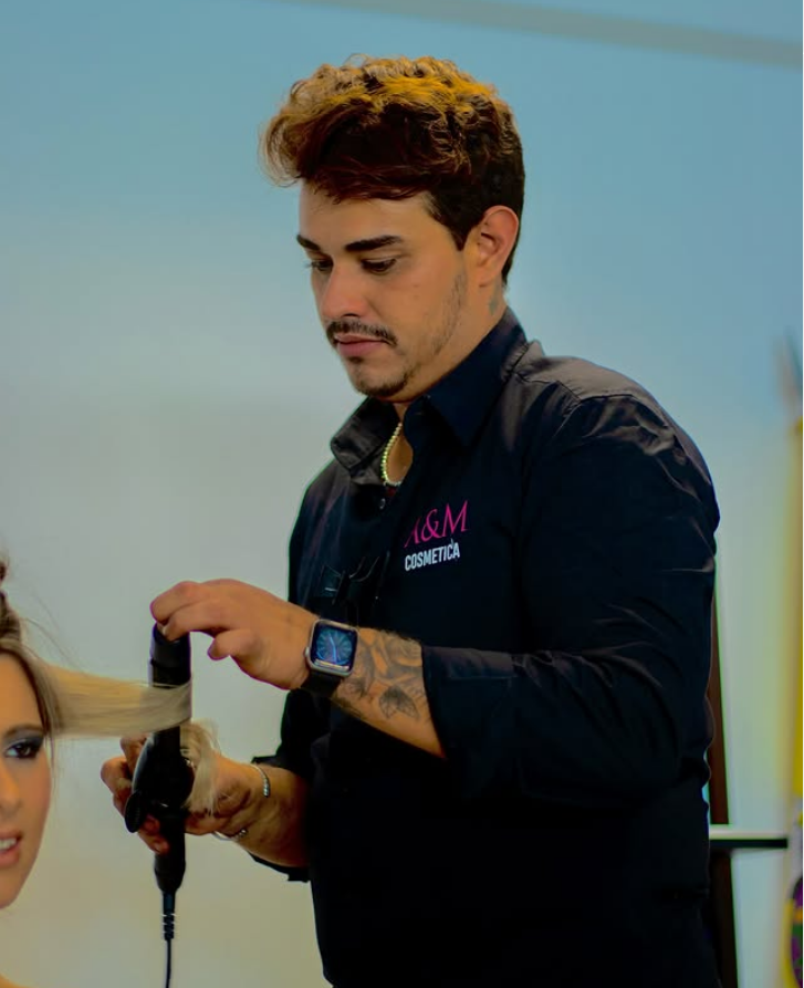 Lucas Wayne: “Nós imigrantes, precisamos ter voz. Se eu fosse uma ameaça, hoje não seria um hairstylist referência em loiros tão procurado pelas portuguesas”